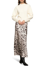 Model wearing the Everyday Maxi in the color 'Mother Leo'