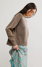 Lightweight brown knit with a classic shape and breathable feel