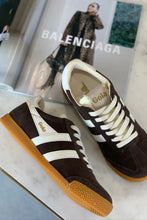 Elan Sneakers