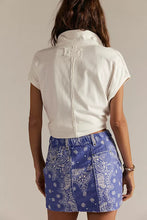 Relaxed mid-rise mini with white and denim paisley print